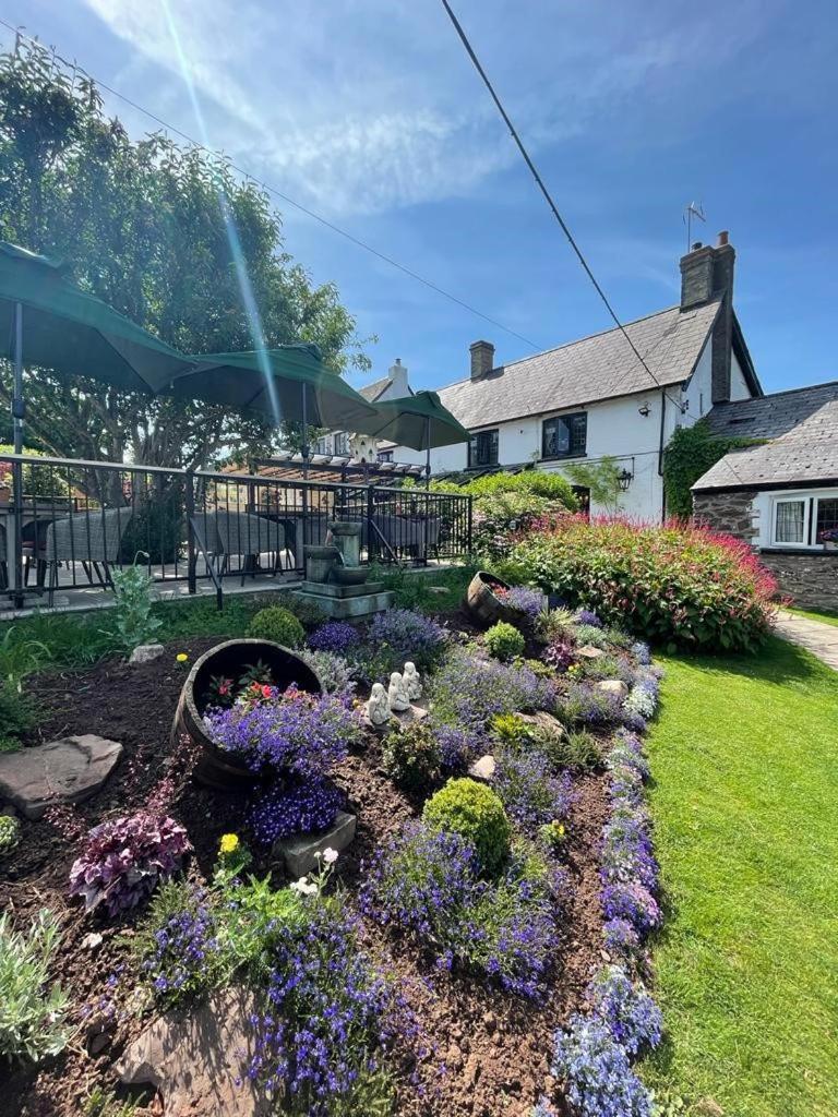 The Greyhound Inn And Hotel Usk Exterior photo