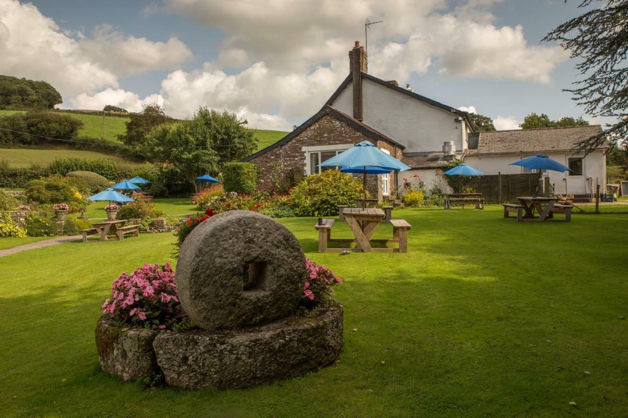 The Greyhound Inn And Hotel Usk Exterior photo
